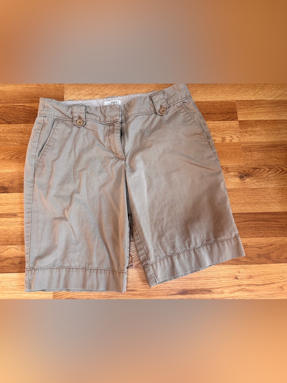 Ann Taylor Loft Women’s Chino Shorts Size Beige Tan w/Pockets Belt Loops Size 8